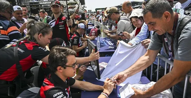 photo  comme de nombreux autres, les pilotes du toyota gazoo racing ont attiré la foule, pour la séance de dédicaces devant les stands, ce mardi 10 juin 2025 sur le circuit des 24 heures du mans.  &copy;  le maine libre – denis lambert 