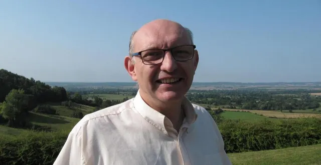 photo  stéphane jonot, directeur du mémorial de montormel, commente les visites guidées du champ de bataille.  &copy;  ouest-france 