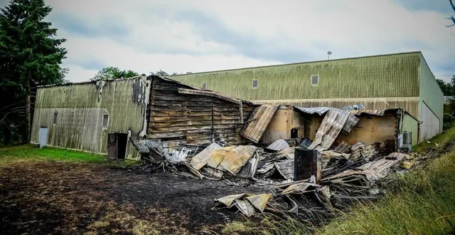 photo  après l’incendie, le gymnase est bien évidemment devenu inutilisable. une solution de repli a été trouvée pour servir quelque 5 000 repas dans un autre endroit lors du mondial u12 du villaret les 21 et 22 juin 2025.  &copy;  le maine libre - yvon loue 