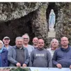 photo  pierre collet, président des anciens élèves et amis de don bosco, et françois montambault, entourés de bénévoles lors du nettoyage de la grotte du moulin de giel, avant les festivités qui auront lieu le 14 septembre. 