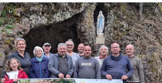 photo  pierre collet, président des anciens élèves et amis de don bosco, et françois montambault, entourés de bénévoles lors du nettoyage de la grotte du moulin de giel, avant les festivités qui auront lieu le 14 septembre.  &copy;  ouest-france 