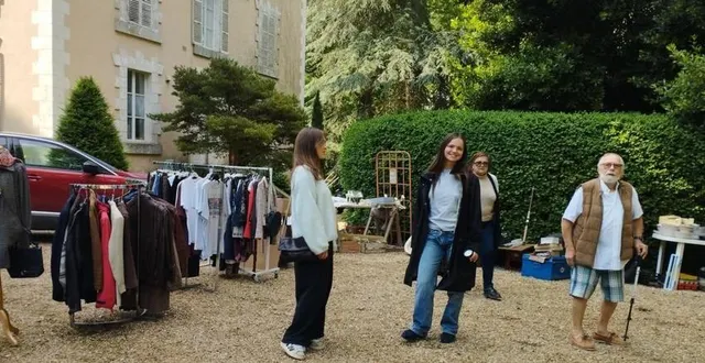 photo  le village s’est animé ce week-end dans la commune historique. le comité des fêtes de dorceau a enchaîné un repas dansant samedi soir et un vide-greniers qui s’étalait sur la place principale à côté des stands de restauration, dans les rues, jusqu’au château ouvert pour l’occasion.  des objets anciens ont été vendus au profit de l’association des sapins de l’espoir qui collecte des fonds pour aider la recherche contre le cancer. dans l’après-midi, des démonstrations de danse country ont complété les festivités.  &copy;  ouest-france 