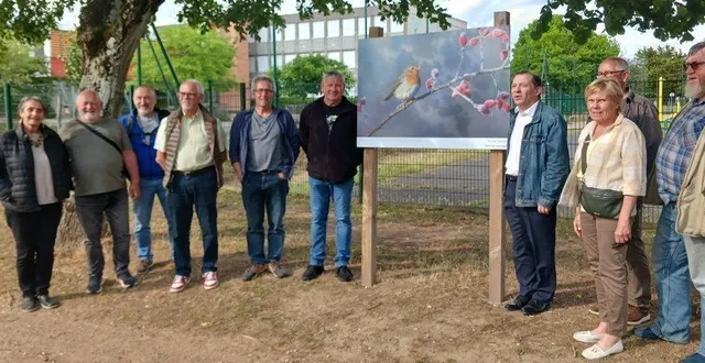 photo  les photographes accompagnés d’anne ballester à gauche, marie-pierre brosset, du conseil général, et sébastien gouhier, le maire  &copy;  ouest-france. 