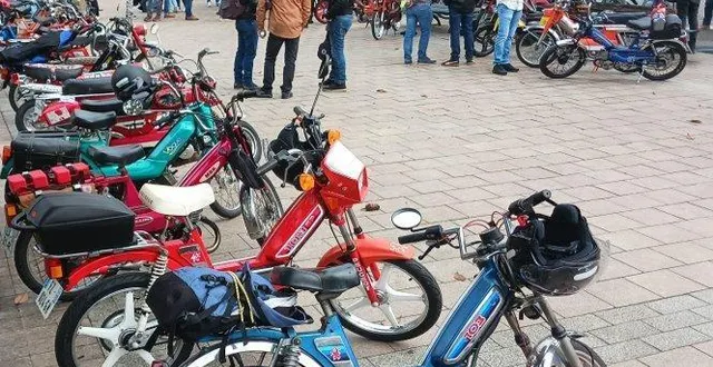 photo  avant le départ, les cyclomotoristes se sont réunis place de la république.  &copy;  ouest-france 