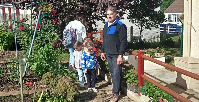 photo  lucette et jean-yves fauveau, après avoir reçu les élèves de l’école roger-bazille, s’apprêtent à rouvrir leur potager, ce samedi à partir de 10 h 30 pour la deuxième édition de l’année des visites de jardins orchestrée par les heureux jardiniers. c’est l’occasion de venir échanger des conseils, de découvrir pour les néophytes ou tout simplement pour discuter. c’est ouvert à tous.  &copy;  ouest-france 