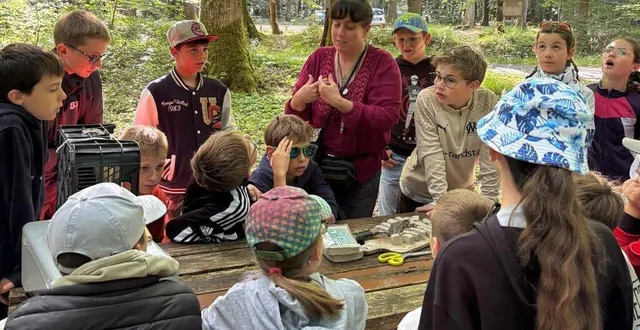 photo  l’enseignante audrey foucron au milieu de ses élèves.  &copy;  co 