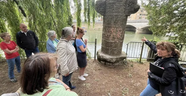 photo  la guide conférencière isabelle noyer, commentant le dernier vestige du pont en x.  &copy;  ouest-france. 