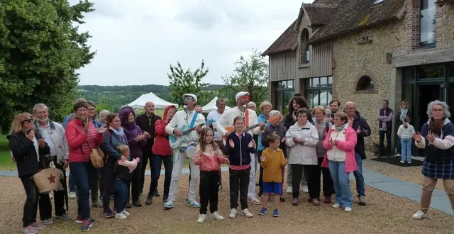 photo  le samedi après-midi, place à une randonnée musicale qui a emmené les visiteurs sur un parcours de 4 km en chantant.  &copy;  ouest-france 