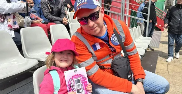 photo  benjamin, commissaire de piste, veut transmettre sa passion des 24 heures à sa fille lucie.  &copy;  le maine libre 