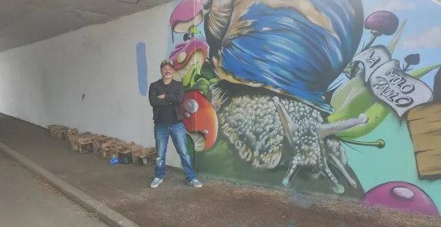 photo  l’artiste grapheur candéen « art no b » devant de l’escargot graphé par un de ses amis.  &copy;  ouest-france 