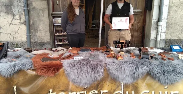 photo  antoine rouaud et sa conjointe devant l’atelier de son entreprise le terrier du cuir avec son trophée de mains d’or 2025.  &copy;  le maine libre 