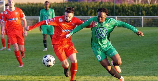 photo  le nouvel entraîneur de mûrs-erigné matthieu martin.  &copy;  archives ouest-france 