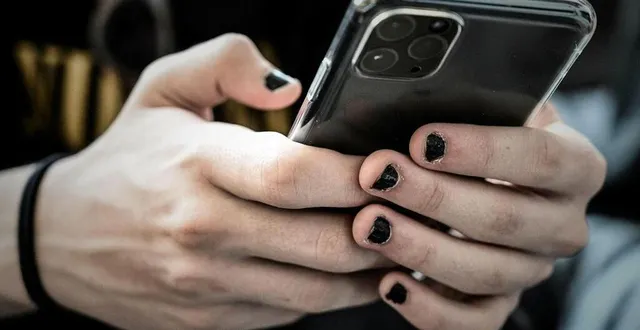 photo  sept pays sont engagés pour l’exigence d’une vraie vérification d’âge des usagers des réseaux sociaux.  &copy;  archives afp - philippe lopez 