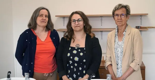 photo  juliette houchard est entourée de frédérique roullier, maire déléguée de saint-cornier-des-landes, et de josette porquet, maire de tinchebray-bocage.  &copy;  ouest-france 