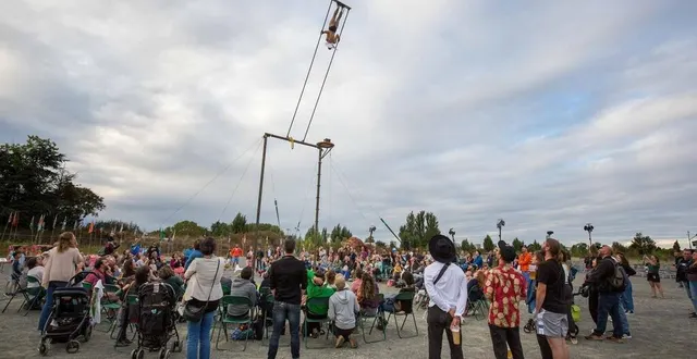 photo  les bartholoméens (maine-et-loire) seront invités à participer à un entraînement de balançoire géante, vendredi 13 juin 2025, à 18 h 30, par la compagnie volte cirque.  &copy;  benjamin robert 