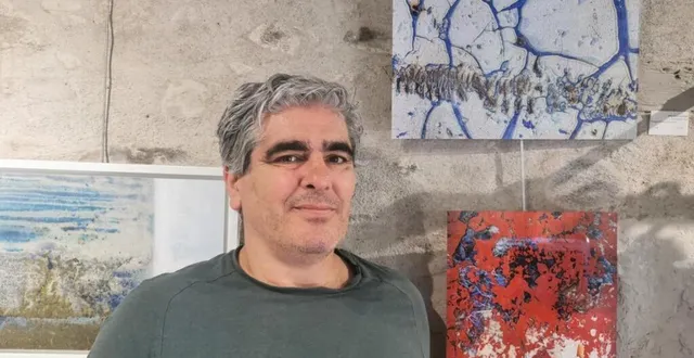 photo  jérôme gourdon devant la photo de l’autocollant (en haut).  &copy;  ouest-france 