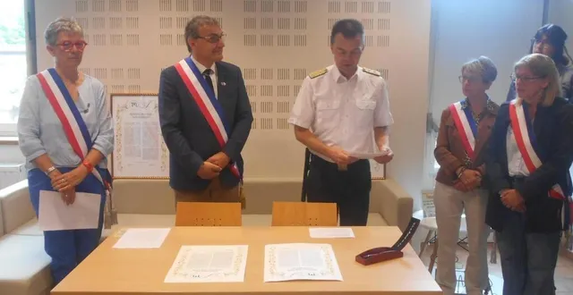 photo  signature de la nouvelle charte entre le maire de montval-sur-loir (sarthe), hervé roncière, et le représentant du maire allemand de ganderkesee, mathias meyer.  &copy;  ouest-france. 