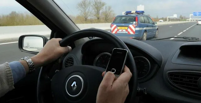 photo  téléphoner ou filmer au volant, un très mauvais réflexe.  &copy;  archives le courrier de l’ouest 