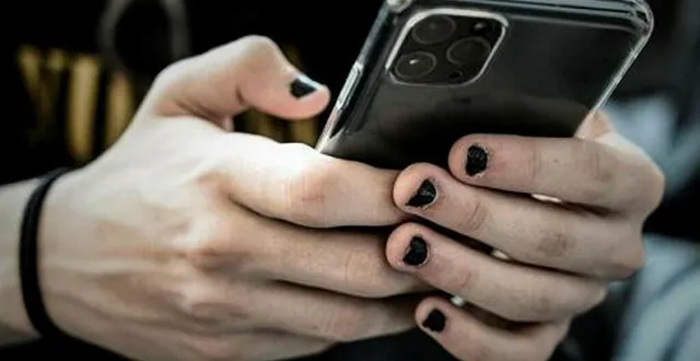 photo  une personne avec un téléphone portable.  &copy;  philippe lopez / archives afp 