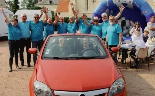 photo  le cabriolet remporté et une partie des bénévoles du comité des fêtes de moulins-sur-orne.  &copy;  comité des fêtes 