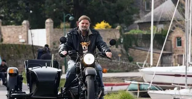 photo  monsieur constant, jean-claude drouot, chevauchant son side-car dans l’île aux moines, en bretagne.  &copy;  gildas valais 
