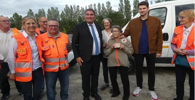 photo  gilbert montre sa médaille, entouré d’olivier bitz, de sa fille, son petit-fils et des responsables de l’antenne.  &copy;  ouest-france 