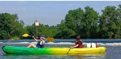 photo  cet été, il sera possible de pratiquer du canoë-kayak sur la sarthe.  &copy;  co 