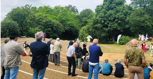 photo  la troupe torfou la bataille a présenté un des quelques extraits deson spectacle aux élus et invités présents lors de l’inauguration.  &copy;  co 
