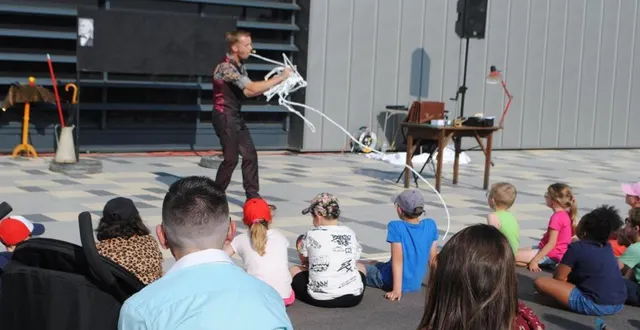photo  pour le second volet de la trilogie « de l’esplanade des artistes » organisée par la ville, mardi, le magicien eloi gauvrit, alias eligius, a envoûté le public qui avait pris place sur l’esplanade du cube. eligius a su captiver petits et grands grâce à des enchaînements de numéros. il a revisité le monde de la magie en faisant participer son public,notamment les enfants, en les berçant dans le rêve de l’illusion.  &copy;  co 