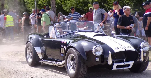 photo  l’arrivée de voitures a attiré le public.  &copy;  le maine libre 