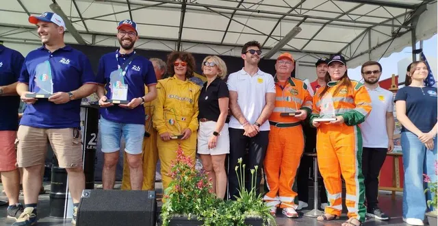 photo  les commissaires de pistes ont été mis à l’honneur par les pilotes parrains de l’opération : will stevens et norman nato.  &copy;  le maine libre 