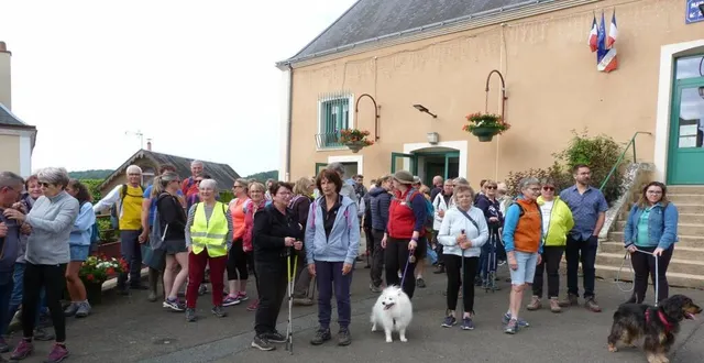 photo  devant la mairie, ils étaient nombreux à se retrouver pour la randonnée de l’association des villageois.  &copy;  ouest-france. 