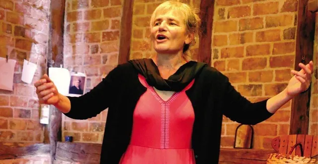 photo  la comédienne véronique blot en pleine représentation.  &copy;  yves piecoup 