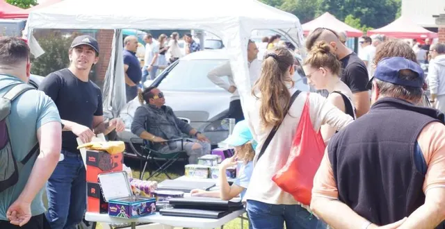 photo  le maine cœur de sarthe tennis de table (mcstt) a organisé, lundi, jour de pentecôte, son traditionnel bric-à-brac sur la zone d’antoigné. plus de 400 stands étaient comptabilisés en fin de matinée, ce qui a réjoui le président, francis hervé. il a stipulé que l’argent récolté lors de cette manifestation permettait de financer le poste d’éducateur du club.  &copy;  ouest-france 