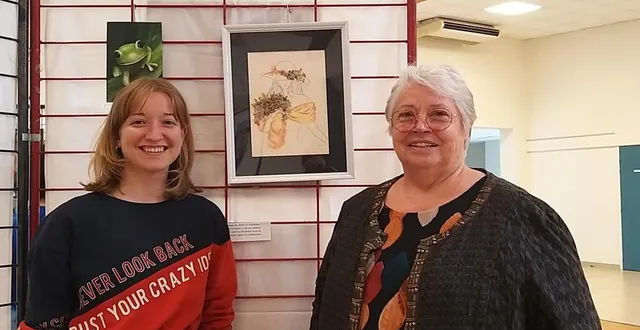 photo  éloïse (à gauche) et marie (à droite), petite fille et grand-mère devant leur œuvre commune alliant dessin et oshibana.  &copy;  ouest-france 