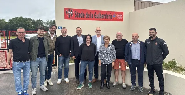 photo  le maire frédéric mortier entouré de son équipe sportive mixte.  &copy;  co 