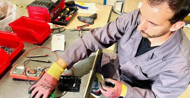 photo  dans les locaux de voltr, au technocampus de verrières-en-anjou, les cellules sont extraites manuellement des batteries mais d’ici deux ans, 90 % de l’activité sera automatisée.  &copy;  ouest-france 