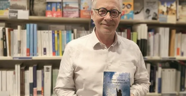 photo  philippe rafin pose avec son premier roman intitulé « crise sociale à la manufacture ».  &copy;  margaux rafin 