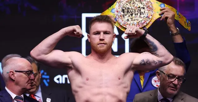 photo  canelo alvarez durant la pesée avant son combat contre william scull, le 2 mai.  &copy;  getty images via afp 