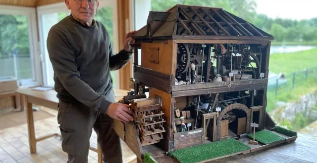 photo  claude boscher et une des maquettes qui seront présentées ce week-end au moulin de la folletière à joué-du-plain.  &copy;  ouest-france 
