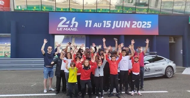photo  les footballeurs u13 ans de la jsa allonnes ont rencontré les membres du staff du team bmw wrt, engagé aux 24 heures du mans.  &copy;  bmw team wrt 