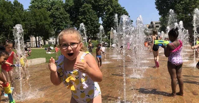 photo  parc théodore-monod, le mans, mercredi 11 juin 2025. en fin de journée, le thermomètre affichait 30 degrés. comme de nombreux enfants, lysa, 4 ans, est venue se rafraîchir en jouant sous les jets d’eau.  &copy;  ouest-france 