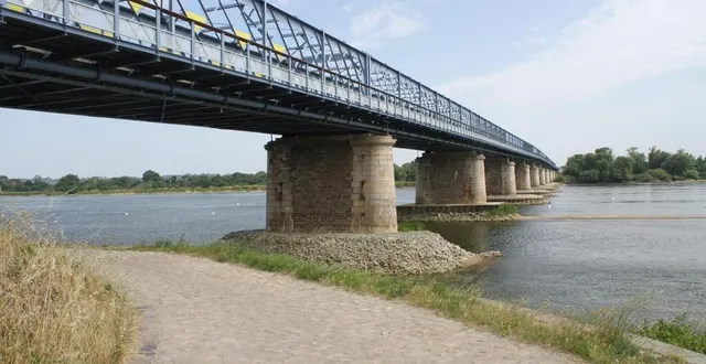 photo  les premiers participants de la loire 725, la plus longue course de canoë, kayak, stand up paddle et pirogue d’europe, arriveront vers vendredi 13 juin, vers 13 h 30, à la cale du port de mauves-sur-loire, au pied du pont.  &copy;  ouest-france 