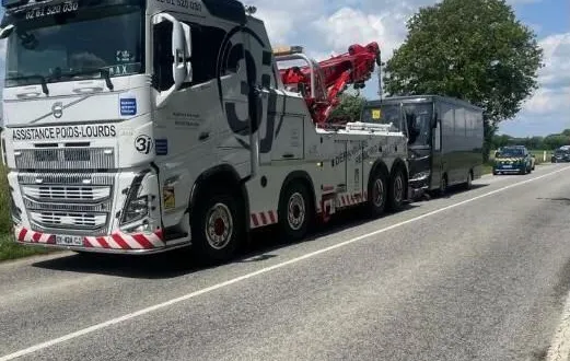 photo  ce jeudi 12 juin 2025, le car est tombé en panne à auguaise, dans l’orne.  &copy;  gendarmerie de l’orne 