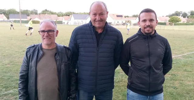 photo  jean-claude guinoiseau, le président (au centre), entouré par christophe bouteloup, le nouveau coach de l’as juigné (à gauche), et florian duveau l’ancien (à droite).  &copy;  ouest-france 