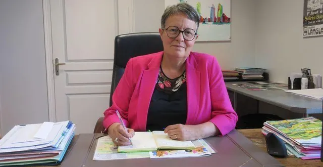 photo  la maire marie-ange fouchereau est satisfaite du bon travail effectué entre la mairie et la ccvha. la construction des nouveaux vestiaires de foot est un autre point de satisfaction.  &copy;  co 