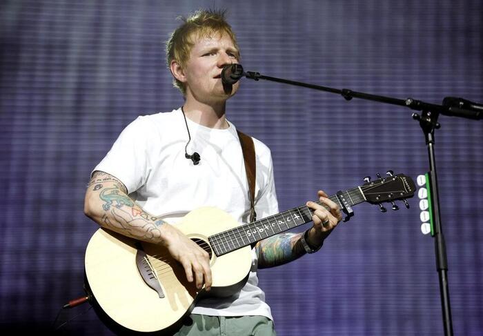 Maillot de l’OM sur le dos, Ed Sheeran joue à la pétanque et fait le tour de Marseille avec Soprano  (Ouest-France)