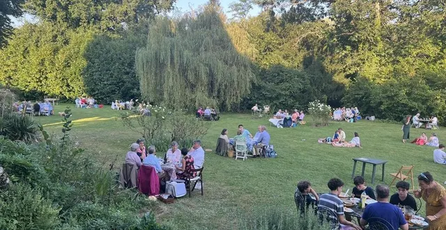 photo  c’est ce qui fait l’originalité de l’opéra de baugé : à l’entracte, les spectateurs peuvent dîner dans le cadre champêtre des capucins.  &copy;  opéra de baugé 
