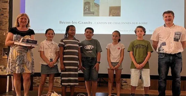 photo  de gauche à droite, régine brichet, conseillère départementale du canton de tiercé ; léonie, fatimata, léandre, enéa et achille représentant la classe de cm2 de l’école saint-louis, et le directeur de l’école, hugues boivin.  &copy;  photo école saint-louis 