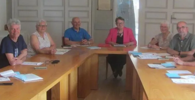 photo  une partie des membres bénévoles du transport solidaire de bécon-les-granits en réunion d’élaboration d’emploi du temps, mardi, accompagnés de marie-ange fouchereau, maire (au centre).  &copy;  ouest-france 